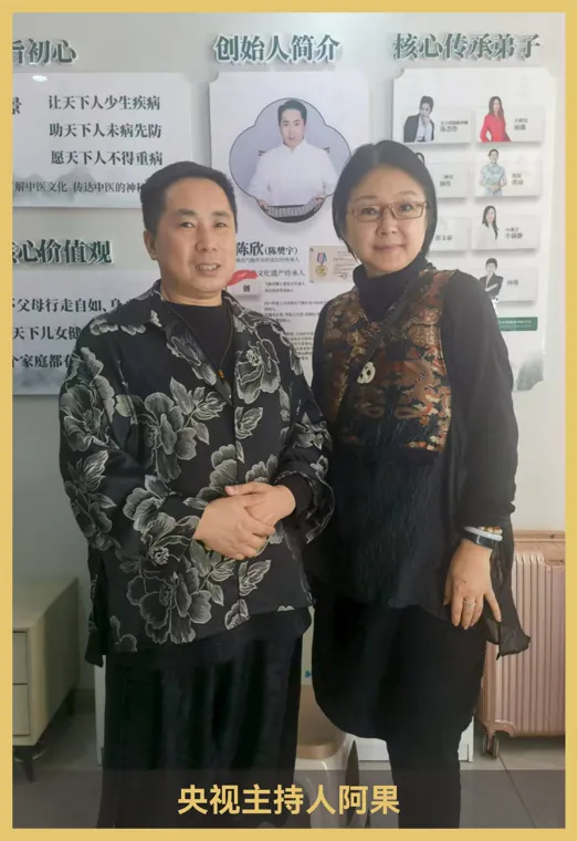 与主持人阿果合影